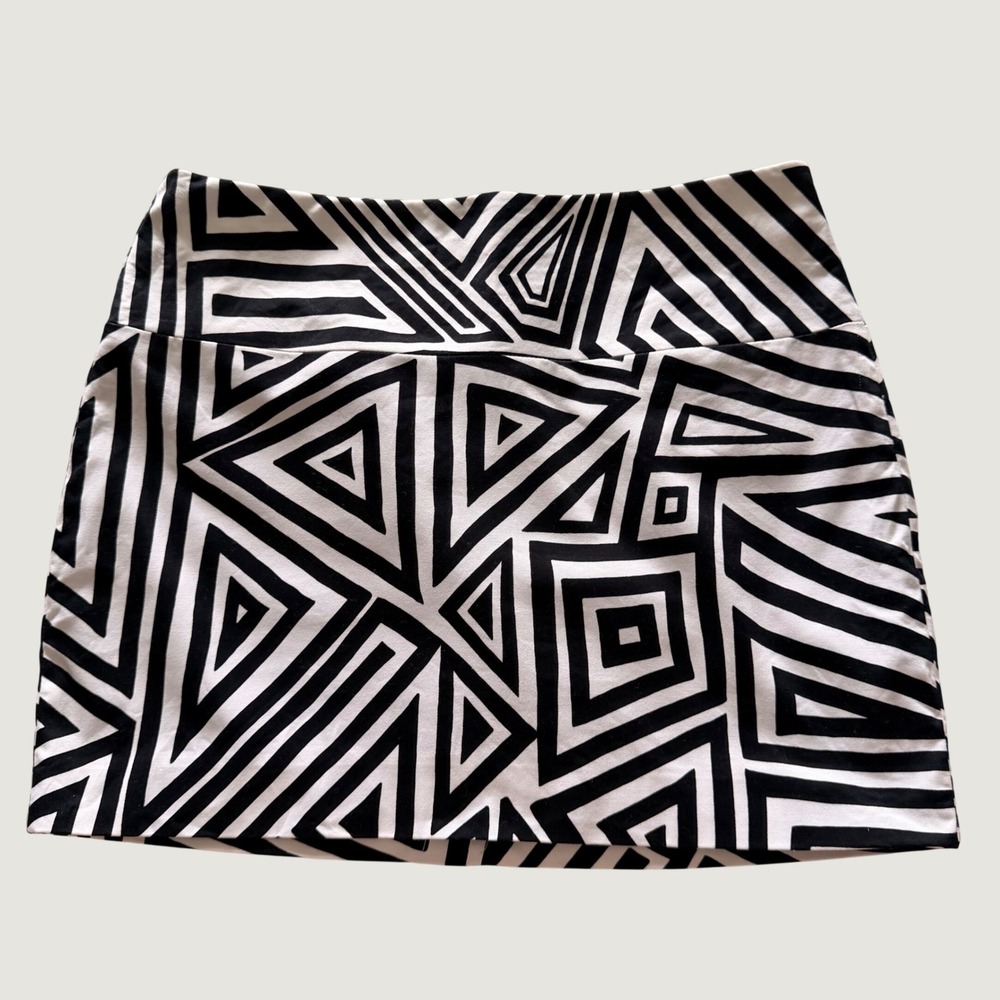 Express Women's Design Studio Black White Geometric Op Art Mini Skirt Size 2